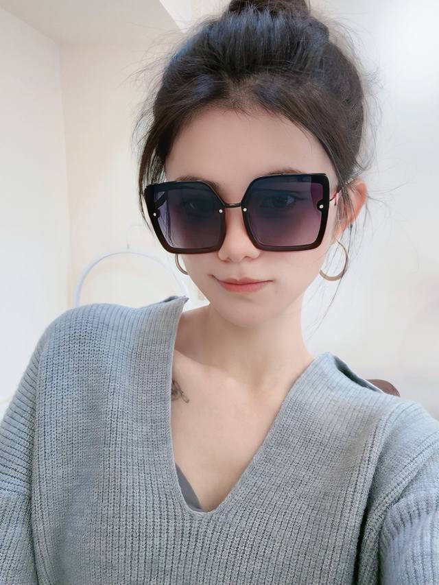 Tr偏光系列 Lv大框太阳镜墨镜经典的方框设计，不挑脸型，无论搭配大衣还是连衣裙都非常显气质偏光镜片预防紫外线 型号：型号：L081