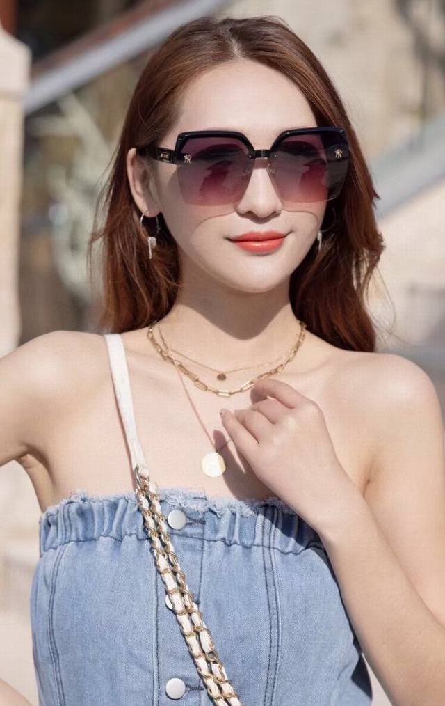 Tr偏光系列 Gucci 经典的方框设计，不挑脸型，无论搭配大衣还是连衣裙都非常显气质偏光镜片预防紫外线 型号：30049