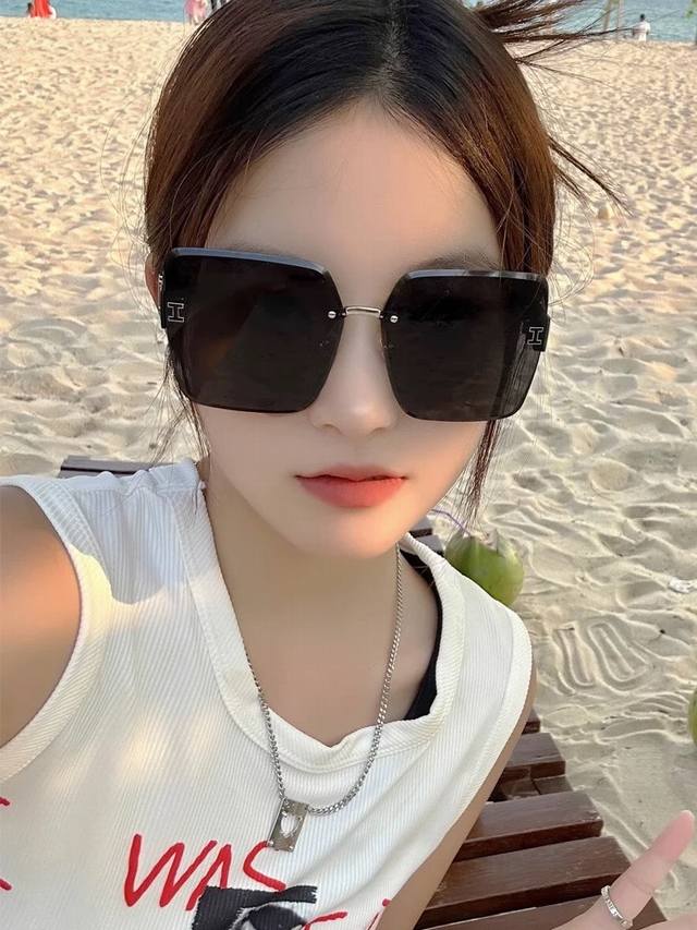爱马仕 经典的方框设计，不挑脸型，无论搭配大衣还是连衣裙都非常显气质镜片预防紫外线 型号：H2101