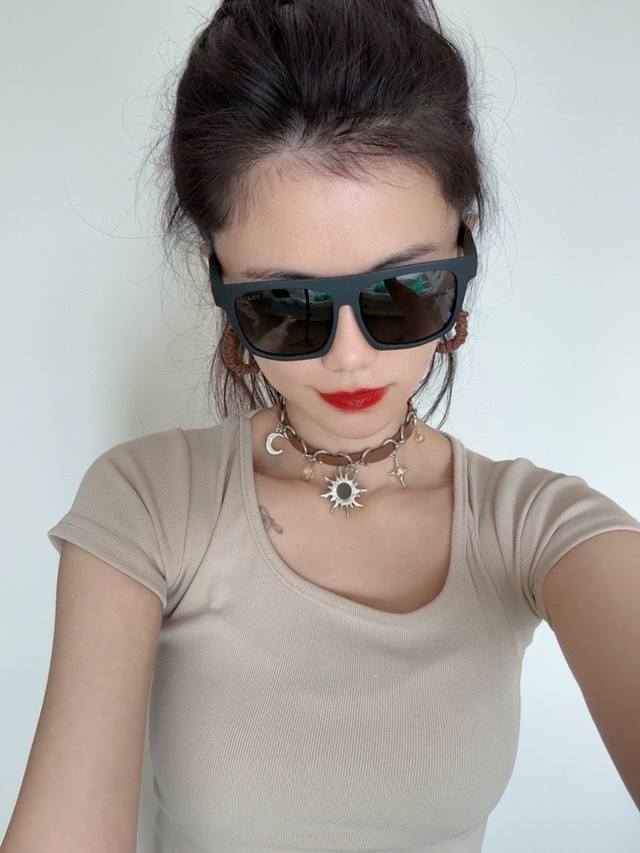 普拉达 方框太阳镜墨镜经典的方框设计，不挑脸型，无论怎么搭配都非常显气质 预防紫外线 型号：型号：