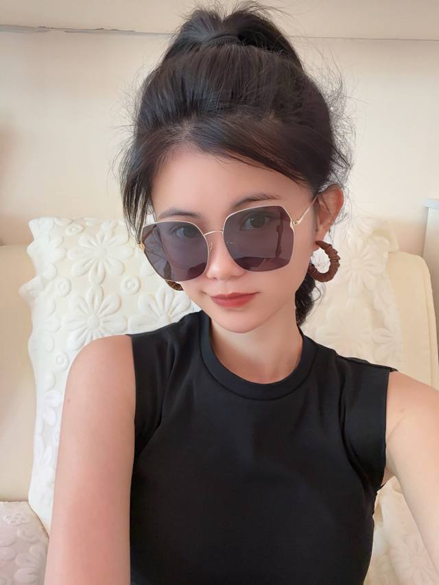 Chanel 香奈儿 新款尼龙偏光太眼镜，无框钻石 切边更有质感，大气女人范儿，大脸小脸都好看 ！型号：Ch1529