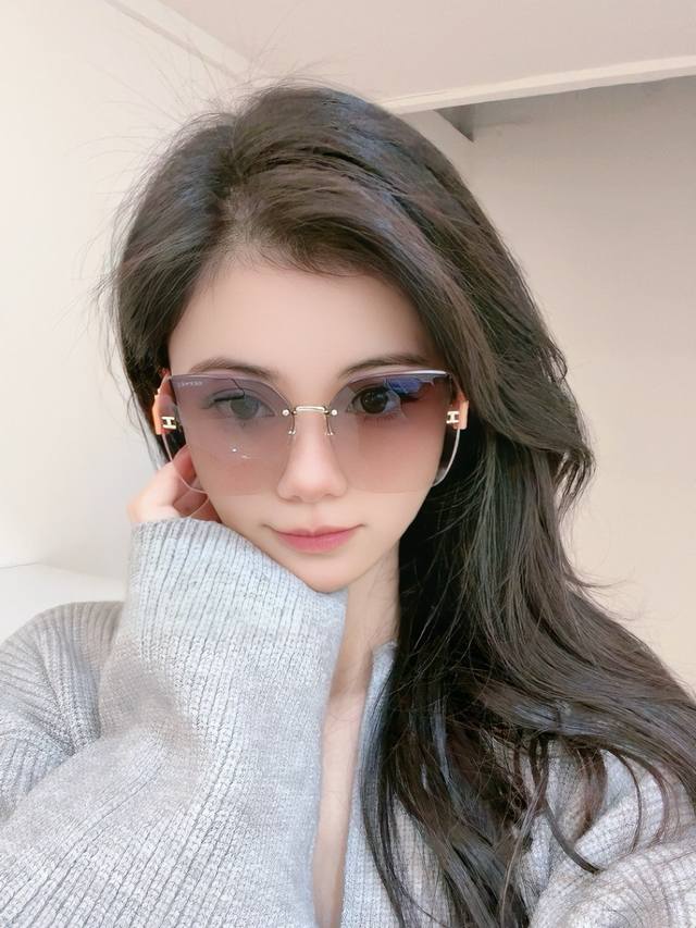 爱马仕 经典的方框设计，不挑脸型，无论搭配大衣还是连衣裙都非常显气质镜片预防紫外线 型号：H5551