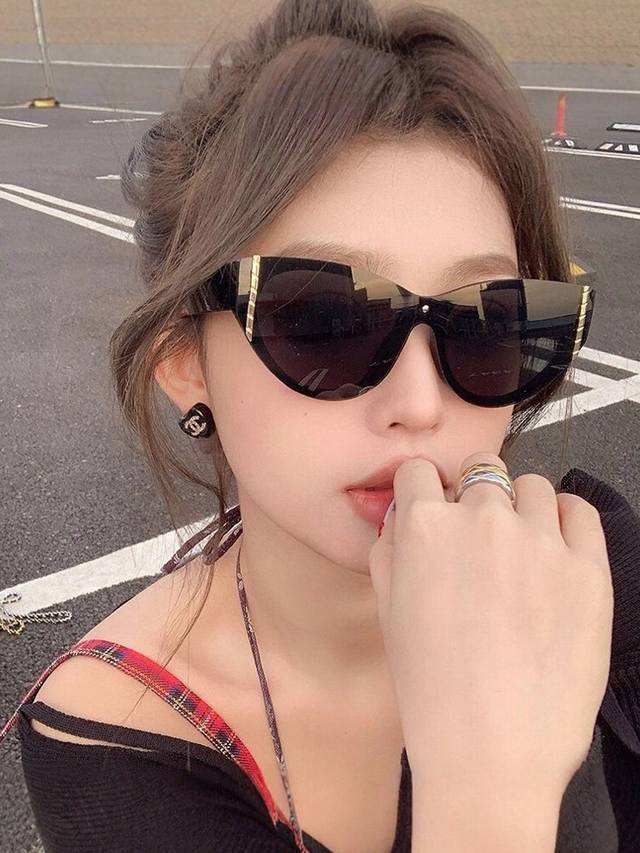 Gucci 2025开春新款 潮流爆款 时尚方框太阳镜 高品质 佩戴舒适 网红潮款墨镜 型号：G82036