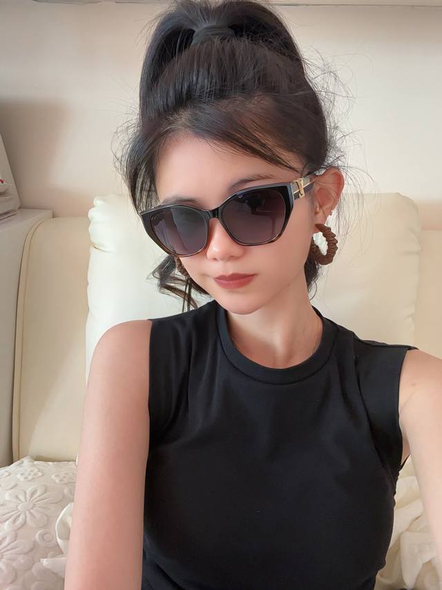 Lv 2025年开春新款 潮流爆款 时尚方框太阳镜 高品质 佩戴舒适 网红潮款墨镜 型号L4550