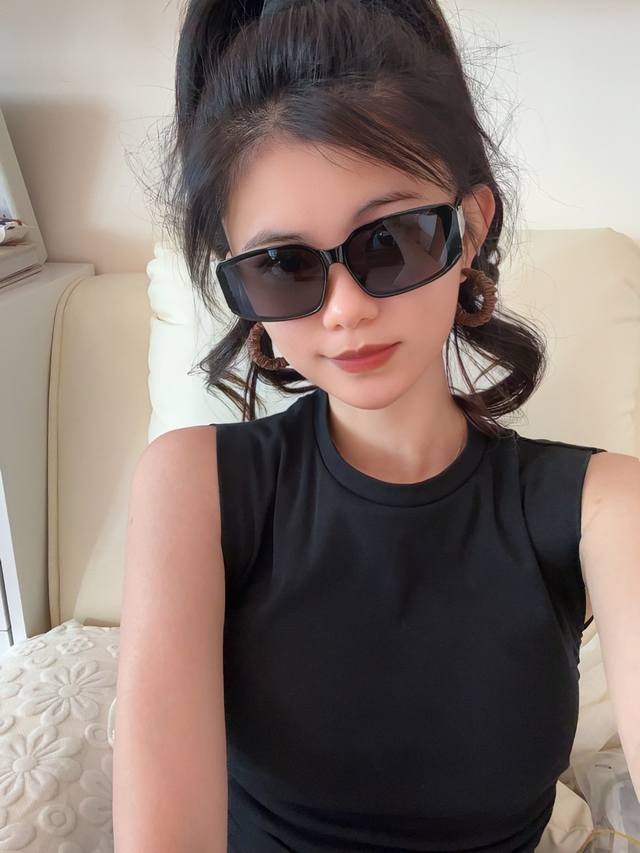 Lv 2025年开春新款 潮流爆款 时尚方框太阳镜 高品质 佩戴舒适 网红潮款墨镜 型号L5551