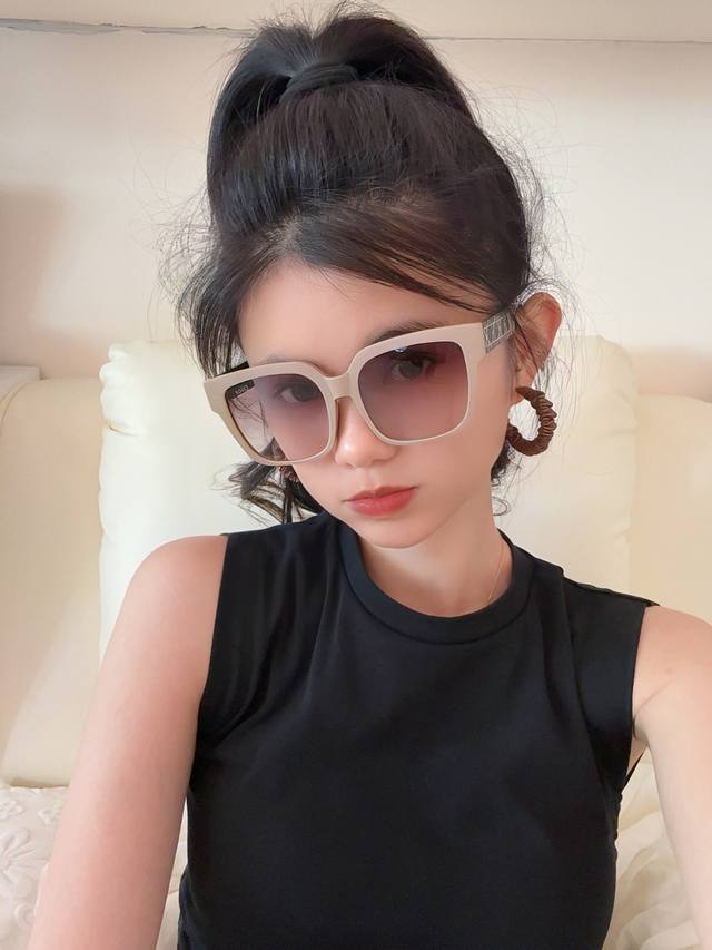 Dior-迪奥 2025开春新款 潮流爆款 时尚方框太阳镜 高品质 佩戴舒适 网红潮款墨镜 型号：D8304