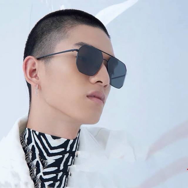 Gucci 男款炫彩飞行员偏光太阳镜 材质：高清尼龙加厚卡槽高清偏光镜片 无边框镜架颜型号：G8011