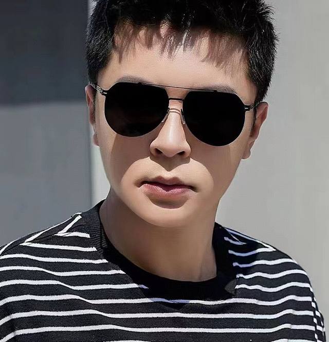 Gucci 2025新款男女情侣款太阳镜Ip电镀永不褪色 超轻超有弹性整幅眼镜无螺丝重要的是压不坏 高清尼龙镜片、精湛的工艺 原版材料 休闲大气不挑人的一款太阳