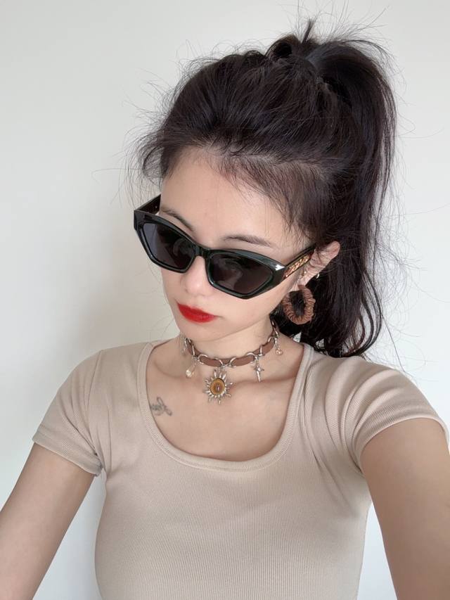 Gucci 2025开春新款 潮流爆款 时尚方框太阳镜 高品质 佩戴舒适 网红潮款墨镜 型号：G2232