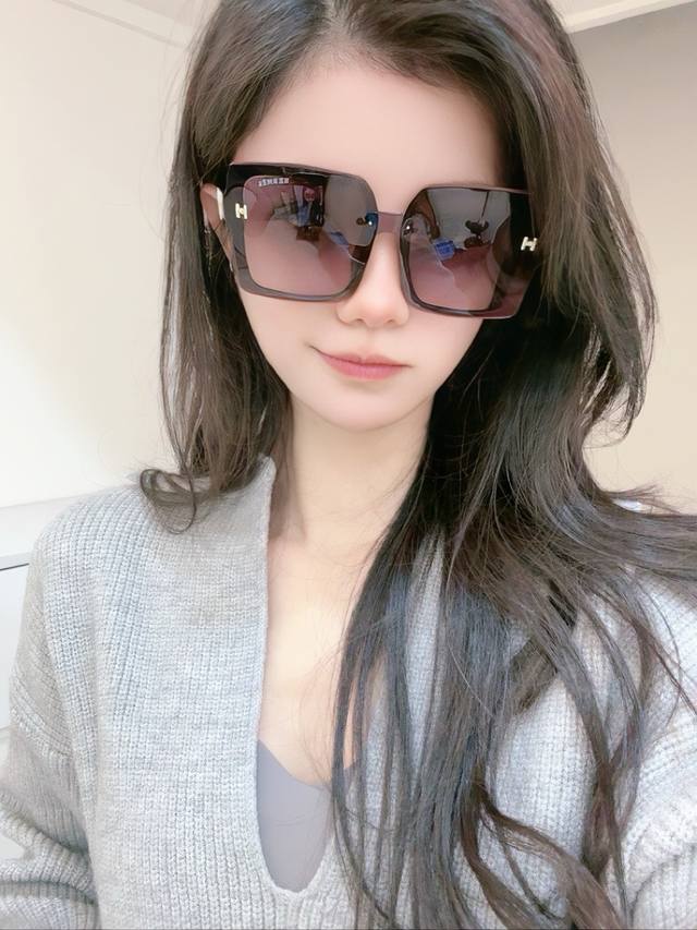 Tr偏光系列 爱马仕 经典的方框设计，不挑脸型，无论搭配大衣还是连衣裙都非常显气质尼龙偏光镜片预防紫外线 型号：H4990