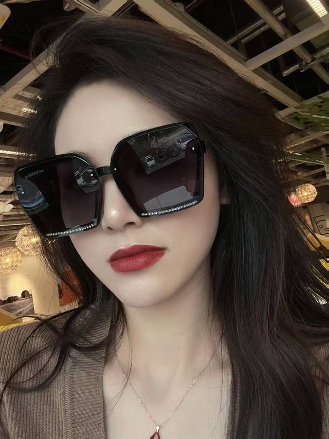 Chanel 香奈儿 2025新款潮流爆款 时尚方框太阳镜 佩戴舒适 网红潮款墨镜 型号：Ch1865