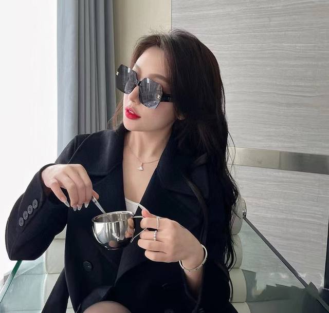 Tr偏光系列 香奈儿2025开春新款 经典的方框设计，不挑脸型，无论搭配大衣还是连衣裙都非常显气质 偏光镜片预防紫外线 型号：Ch50220