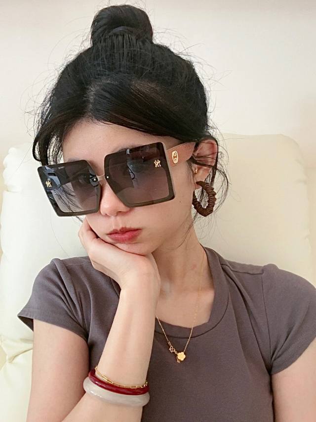 Tr偏光系列 Gucci联名系列限量版经典的方框设计，不挑脸型，无论搭配大衣还是连衣裙都非常显气质 偏光镜片预防紫外线 型号：15743