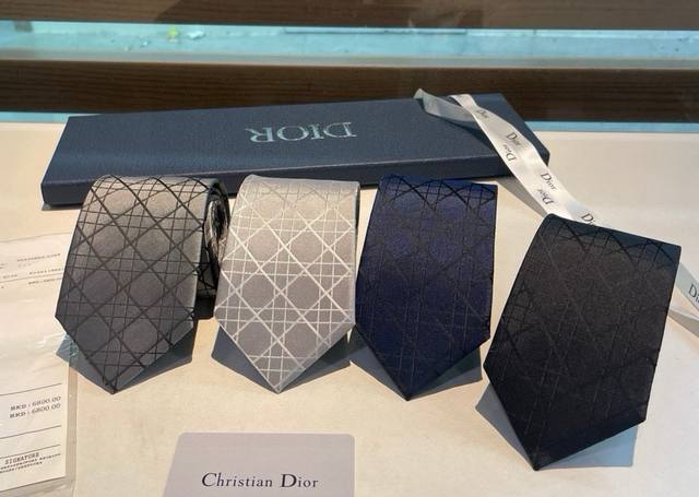Dior家新款领带 Dior男士蚕丝藤格纹领带 稀有展现精湛手工与时尚优雅理想选择，这款采用Do家经典且具有标志性的格纹领带，以同色调手法演绎的更显雅致风尚 让
