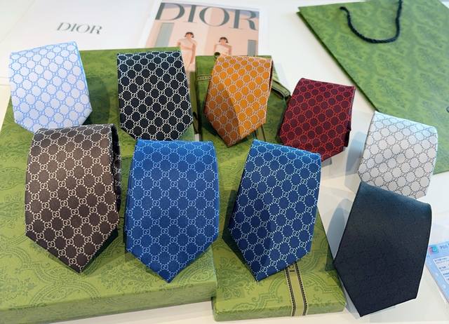 G家专柜新款 Gg标识印花领带 男士领带，稀有采用经典小G Logo提花展现精湛手工与时尚优雅的理想选择，这款领带将标志性完美的结合，以时尚搭配手法演绎的更显雅