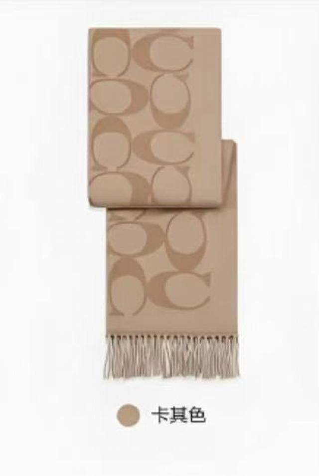 蔻驰。 高版 Coach经典C Logo双面披肩也太好看了吧！不仅有颜值还有品质，97%羊毛+3%羊绒，手感超级软糯和舒服，尺寸195×53Cm，整体宽度还可以