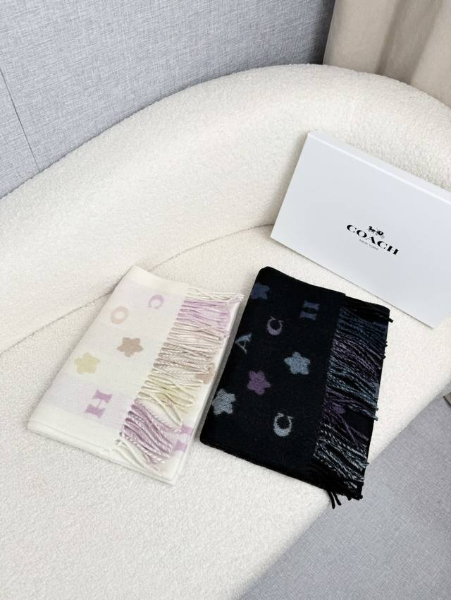Coach。 小花-彩虹条 蔻驰围巾也太好看了吧！不仅有颜值还有品质，97%羊毛+3%羊绒，手感超级软糯和舒服，尺寸190×30Cm，整体宽度还可以，正反面做的