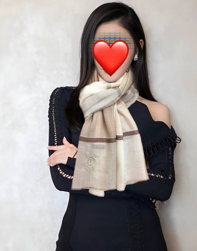 上新2610 爱马仕重磅推荐太美了火爆款，人人都喜欢时潮人都有好几条巴家围巾放在衣橱，换条围巾就足够让你有焕然一新的感觉。高端品质，不同折叠可以带出不同款式，面