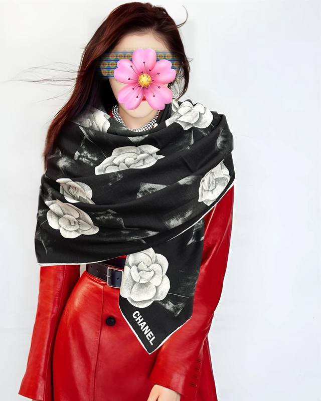 上新 香奈儿 2025Zg同步太美了 双面同色 经典山茶花 设计优雅风 ~气质到骨子里 香奶奶新一季的面料超高级，真心超级柔软，丝丝顺滑 韧性很强 不容易被轻易