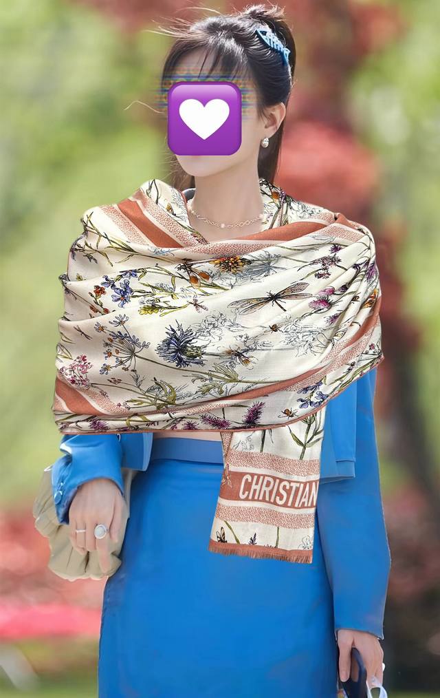 新款2610迪奥 太美了[嘴唇]Zg同步 双面同色 下手一定要快[嘴唇]四季都可以用 真心美的让人非常非上身效果简直美翻了 品质非常完美整个围巾给人气场的同时又