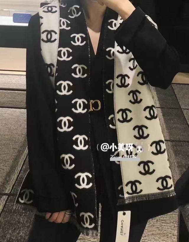 高品质 好质量香奈儿 新黑色系色调真的无敌经典了 不是俗气的漂白 就本色调，带点米的高级配色。让人爱不释手，触感如云朵般柔软 如果你看到实物，就知道什么是让Su