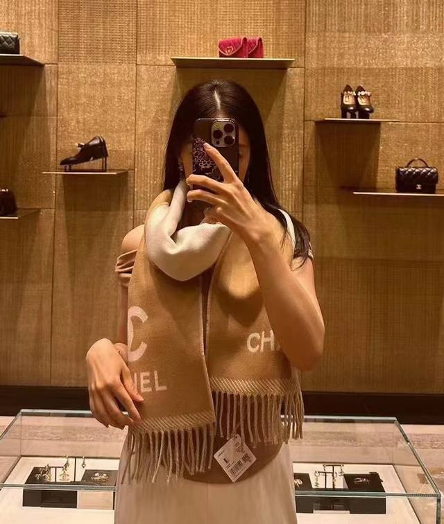 2610香奈儿 最新款 双面拼色提花 目测是大爆款 双面异色提花 两面完全相反的颜色及图案 设计真的非常走心 超大品牌Logo与双C拼色点缀整条围巾 高级美[啤