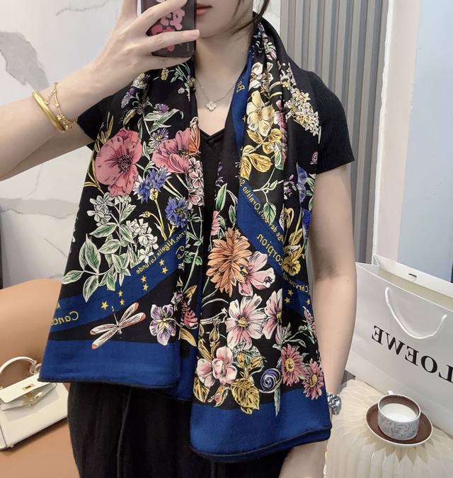 上新D家丝巾｛140Cm真丝羊绒｝桑蚕丝+羊绒 现由彼得罗鲁福 pietro Ruffo 设计的Dior phases Lunaires 图案 印花，以星座风格