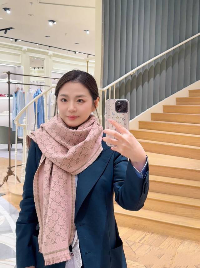 G家。 小G双面-Gu秋冬新款，专柜主打的Gg时髦复古双面羊毛围巾！！ Gu主打系列，太喜欢这样的调调了！！长在很多喜欢复古时髦感人儿的审美上！！这东西100%