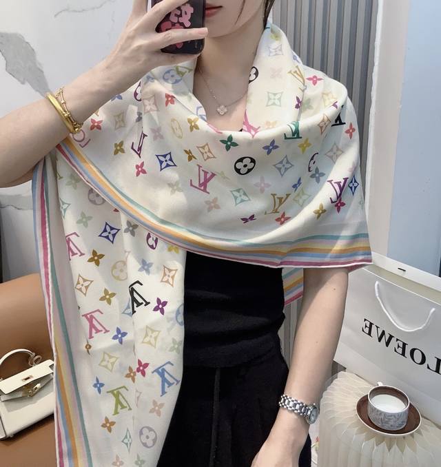 路易威登 双面同色 原单Lv140Cm丝绒方巾， 七彩 ，本款方巾全新加入 U价 And Away 系列，致意路易威登的旅行传承。丝印工艺刻画丰富细节，顶级斜纹