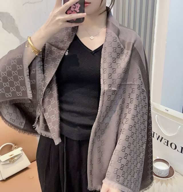 Gucci方巾尾单！打算下单的亲最好最好专柜选好颜色！说实话，我也是初见如此如此高逼格的尾单！羊绒与蚕丝的完美演绎！柔软顺滑！绝美光泽！[调皮][调皮][调皮]
