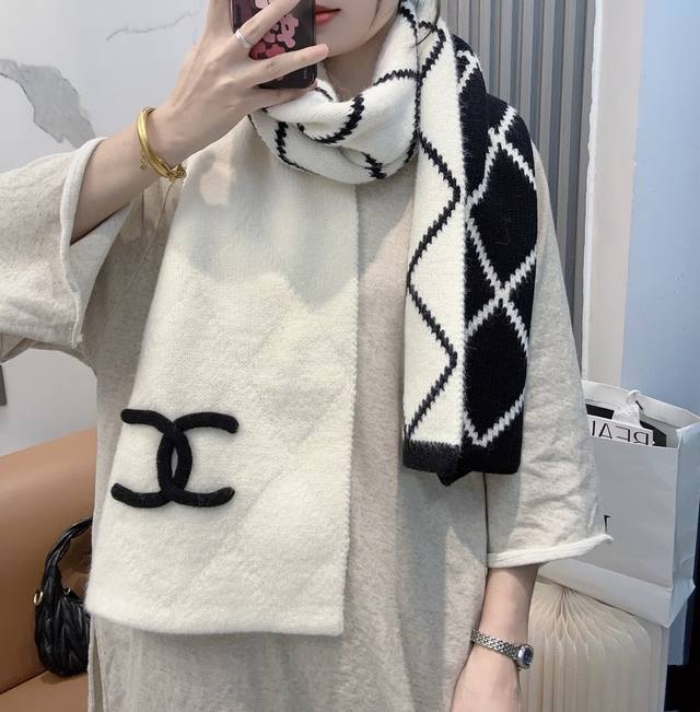 上新！Chanel 香奈儿 年独家爆款到货！香奈儿Chanel秋冬超软糯围巾 这条香奈儿秋冬围巾 一定要提前入！不然等到秋冬断货[笑哭R][笑哭R] 超级超级好