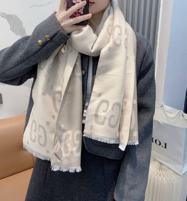 原单代工厂p出品，大G围巾这是一款苏格兰风格-双面重工超级保暖的Gg标识作为Gucci颇具代表性的传统精髓始终与系列密不可分，以饱含新意的现代方式推陈出新，呈现