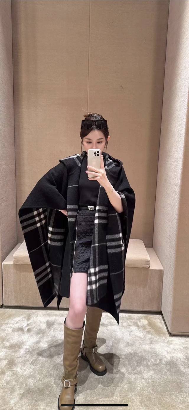 原版手工边，张婧仪同款斗篷 Burberry 25年冬季连帽格纹斗篷.有两个大口袋兜兜，有帽子，大披风，真的太好凹造型了，氛围感十足，可遇不可求的王炸级单品，巨