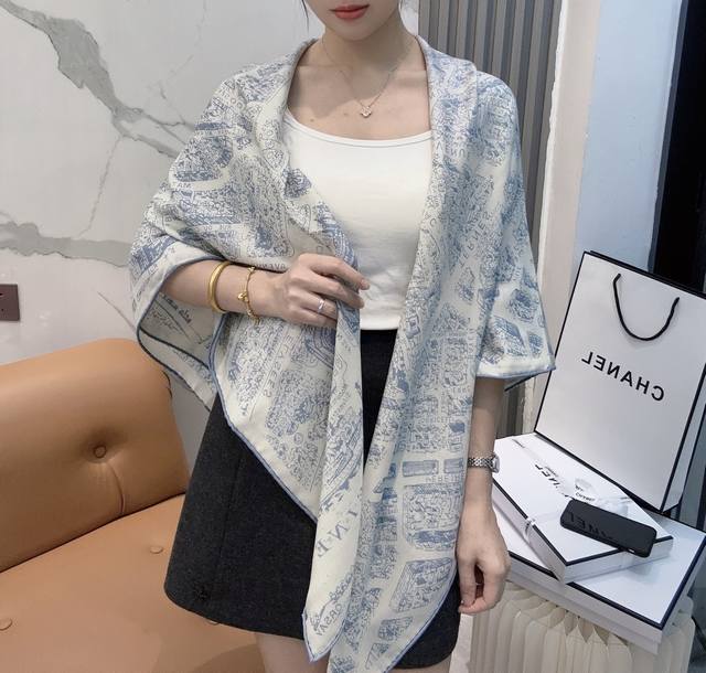 Dior 巴黎地图 黄金尺寸140×140 专柜配色 双面丝绒方巾 不爱繁复的姐妹可以选择哦～ plan De paris 巴黎地图 这款方巾饰以本季经典的 p