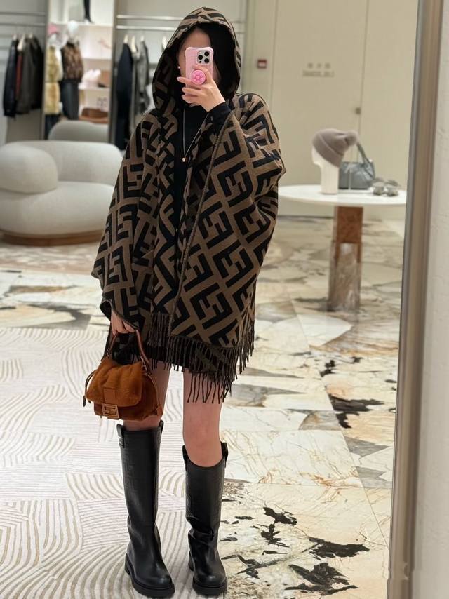 同步专柜！Fendi限量款斗篷披肩 重磅！！纯羊绒打造！！此款Ff披风是Fendi芬迪秋冬限量新款！有连帽的设计，还有大口袋的装饰，更具气场！！！专柜也是刚上架