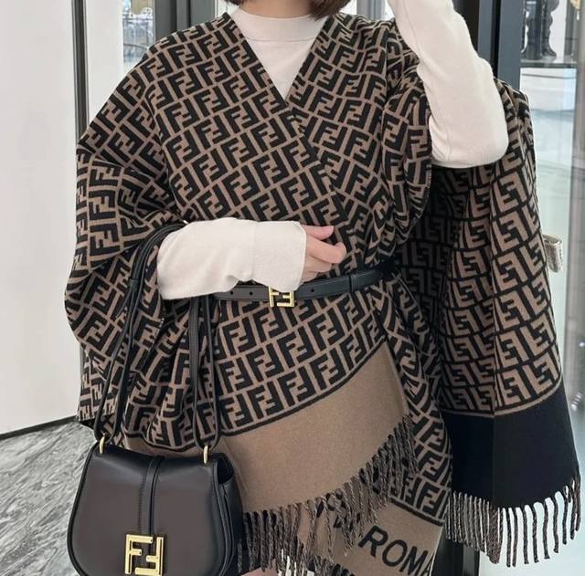 同步专柜！Fendi限量款斗篷披肩 重磅！！精心打造！！此款Ff披风是Fendi芬迪秋冬限量新款！有连帽的设计，还有大口袋的装饰，更具气场！！！专柜也是刚上架的