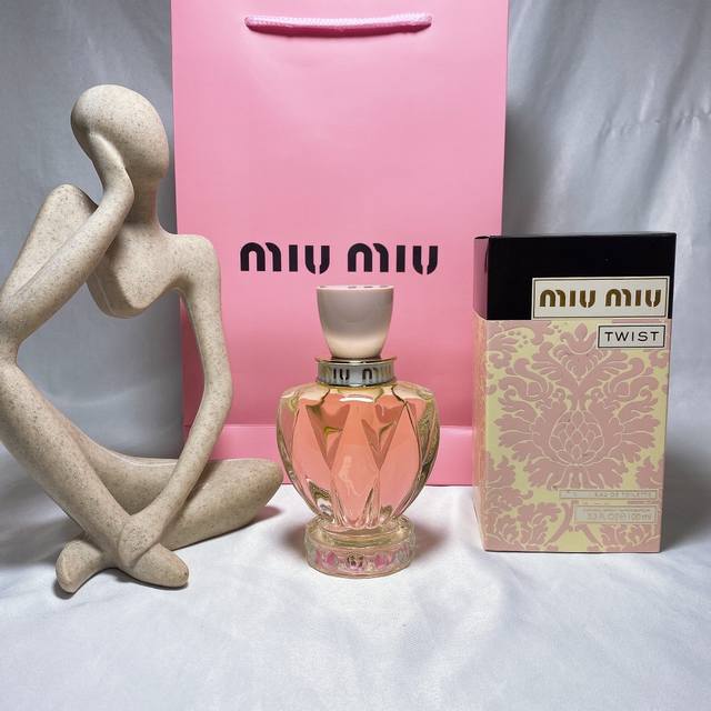 专柜品质 Miumiu六代同名缪缪游转幻境淡香水女士100Ml 缪缪 Twist 气味： 这个跟游转幻境一个路子，不同的是没那么甜了 前调刺激的柑橘调，提神醒脑