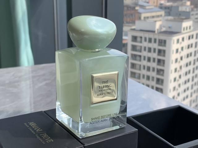 原单品质 2Armani阿玛尼私藏系列玉龙茶香流沙版玉龙幻沙 珍藏香水母狼100Ml 前调:橘子柠檬 中调:茶叶 后调:龙涎香 去年玉龙茶香刷爆网络，这支流沙版