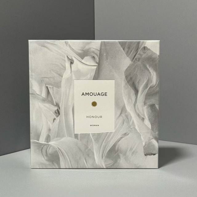 原单品质 爱慕化蝶女士香水100Ml实拍现货Amouage Honour Woman, 2011 品牌：爱慕 调香师：Alexandra Carlinviola