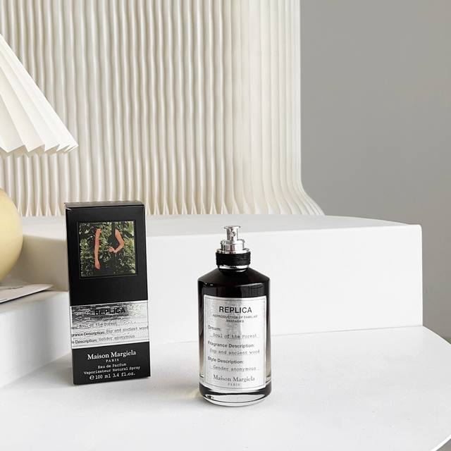 专柜品质 马吉拉-森林之魂黑瓶香精 森林之魂，有一种走进了特别深、密度很大的林间深处，热带雨林中特有的水果和橡木苔混合着，充斥着你的鼻腔。每走一步，都会有着有泥