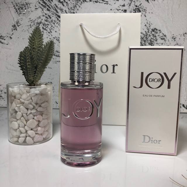 专柜品质 Dior迪奥Joy悦之欢Edp浓香水90Ml，一款花香型木质麝香调的女用香水。 前调是香柠檬和橘子; 中调是格拉斯玫瑰 蔷薇 和茉莉;基调是檀木, 雪