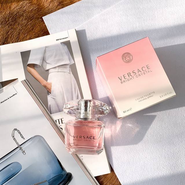 原单品质 Versace范思哲 Bright Crystal范思哲Absolu臻挚香恋水晶粉钻淡香水90Ml，我想要把我所钟爱的香氛气味献给世上所有的美丽女人，