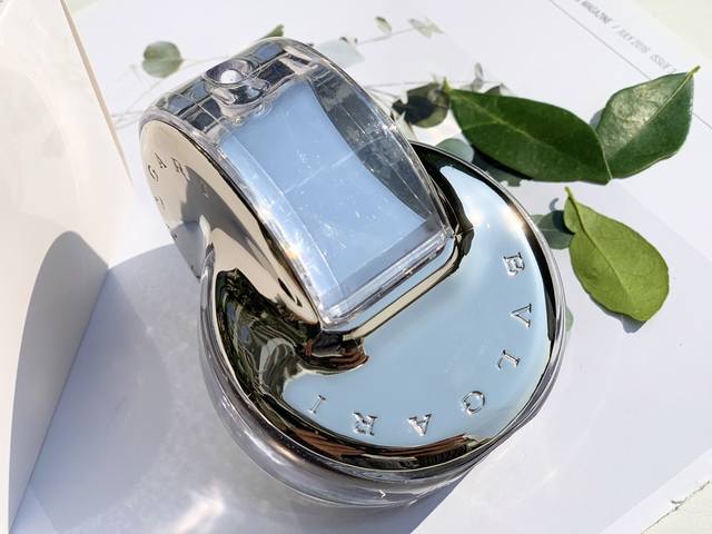 原单品质 宝格丽白水晶香水！65Ml 以白水晶为设计灵感 延续了珠宝家族的创新理念 将完美迷人的女人香用最精简单纯的香氛呈现出来 极致纯净象征着珠宝设计的最高境