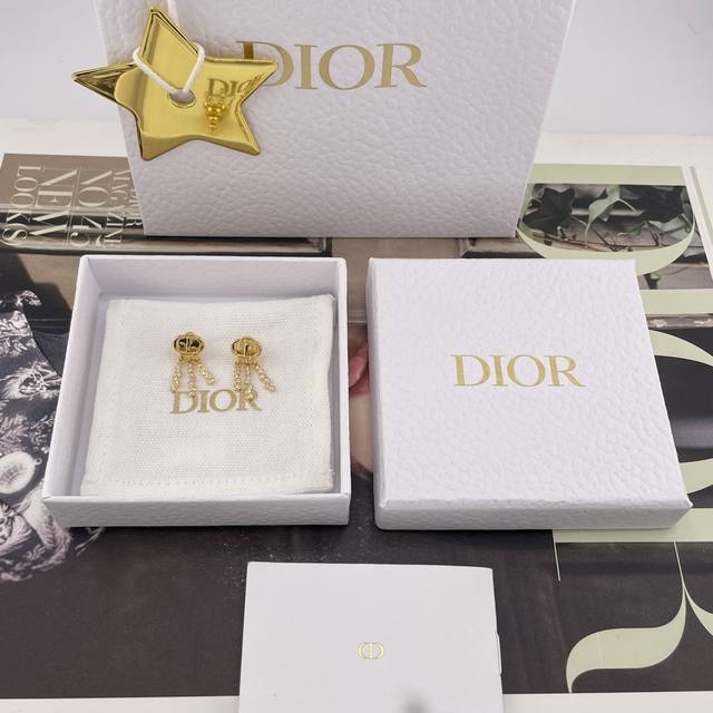 我们出品 迪奥D Cd三流苏钻耳钉 Z 5000！量大咨询客Fu 实在是太完美了！你们一直再问的耳钉来啦！现货巨巨巨巨好看巨仙的一款设计！精致的尺寸不仅温柔，还