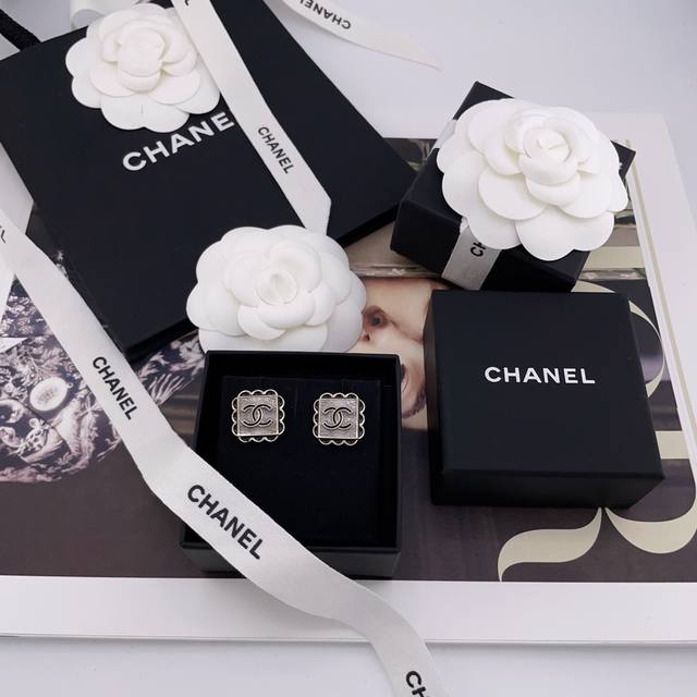 我们出品 香奈儿黑花边方糖耳钉 代购溢价购入Z 4600，这款必冲！24早秋最新款绝美系列！老规矩先到先得！黑花边很有蕾丝的感觉复古又带点甜太美啦！太太太太爱啦