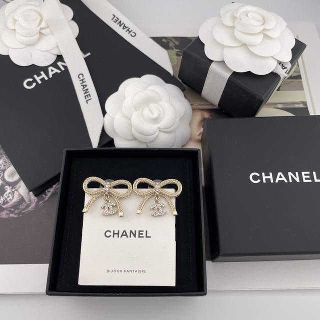 我们出品 香奈儿蝴蝶绳结吊小C耳钉 Z 7600，量大咨询客Fu！最新系列墙裂来袭！本季必入爆款蝴蝶结系列！巨巨巨好看！太仙啦全网首发现Huo老规矩先到先得！哇