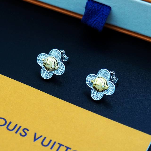 Lv驴家薇薇安Vvienne 娃娃系列将路易威登的标志性吉祥物重塑为妙趣横生的艺术作品。本款耳钉采用密镶锆石勾勒Vvienne 灵动可爱的形象，再以眼部的Mon