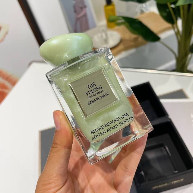 原单品质 玉龙茶香 这次还是幻沙版～ Armani高定私藏系列 年7月6号上架的玉龙茶香，同时也是我最爱的木质香调，以玉龙雪山与茶文化浓厚的云南为灵感创作，自然