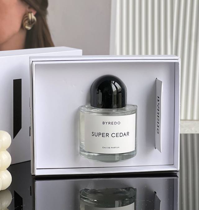 专柜品质 超级雪松 高级木质香调 香调：木质花香调 前调：玫瑰 中调：雪松 后调：香根草麝香 木质香偏中性一点，男款香水就比较多木质香调的！花香调就比较甜，温柔