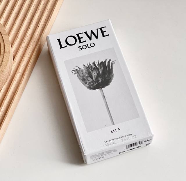 专柜品质 Loewe 罗意威Solo Ella独奏宣言 这是一款花果香调的浓香～不容易撞香，非常有个性的一瓶香水！！刚喷的时候有蜜桃和甜橙的水果香味但是不腻！给